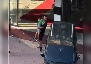 Oto galeriye silahl saldr: Sokakta oynayan 8 yandaki ocuk vuruldu 